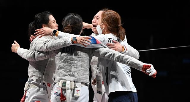 한국 펜싱 사브르 여자 국가대표 김지연(왼쪽부터), 서지연, 윤지수, 최수연 선수가 지난달 31일 일본 지바 마쿠하리 메세홀B에서 열린 펜싱 여자 사브르 단체전 동메달 결정전에서 이탈리아에 극적인 역전승을 거둔 뒤 얼싸안고 감격의 눈물을 흘리고 있다. 지바 올림픽사진공동취재단