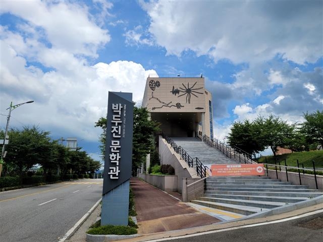경기 안성에 있는 박두진문학관은 시인 박두진이 태어나고 20년 가까이 살고 다시 돌아가 묻힌 터가 바라보이는 곳에 자리했다. 상시 개방된 문학관 옥상엔 그 시의 근원이 된 안성의 자연이 펼쳐진다. 이은선 작가