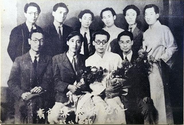 박목월(앞줄 왼쪽 두 번째부터), 조지훈, 박두진 시인이 1946년 9월 서울 종로의 한 다방에서 열린 ‘청록집’ 출판기념회에 참석했다. ‘청록집’은 이들 청록파의 근간이 된다. 이은선 작가