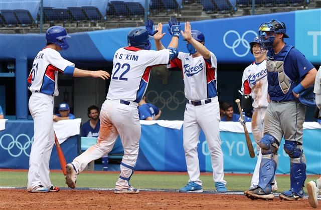 2일 일본 요코하마 스타디움에서 열린 도쿄올림픽 야구 녹아웃스테이지 2라운드 한국과 이스라엘의 경기. 5회 말 한국 김현수가 홈런을 치고 환호하고 있다. 2021.08.02 요코하마=올림픽사진공동취재단