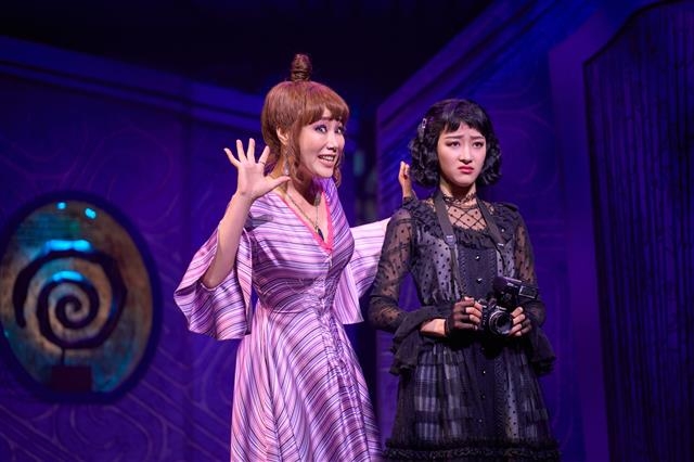 델리아 역의 신영숙과 연기하는 장민제(오른쪽). CJ ENM 제공