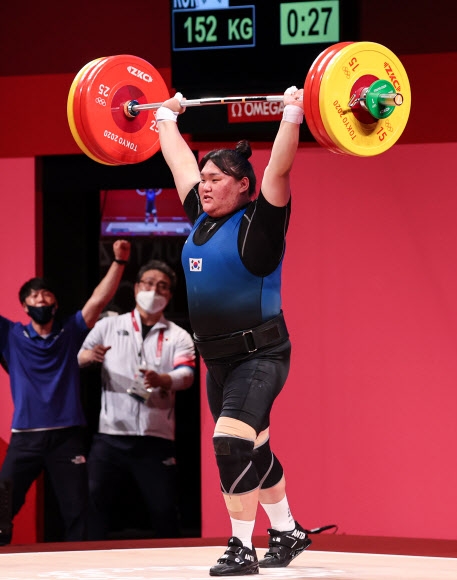 이선미(21·강원도청)가 2일 일본 도쿄 국제포럼에서 열린 올림픽 여자 역도 최중량급(87㎏이상) A그룹 경기에서 용상 2차 시기 152㎏을 가볍게 들어 올리고 있다. 이선미는 인상 125㎏을 포함해 합계 277㎏을 들어 올렸지만 3위와 5㎏ 차이로 아쉽게 메달을 놓쳤다. 도쿄 연합뉴스
