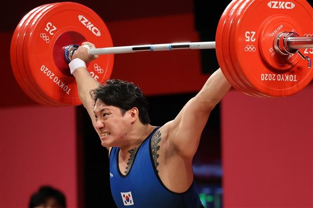 대한민국 역도 국가대표 진윤성 선수가 3일 일본 도쿄 국제 포럼 경기장에서 열린 2020도쿄올림픽 역도 남자 109kg급에 출전해 인상 경기에 임하고 있다. 2021.08.03 도쿄=올림픽사진공동취재단