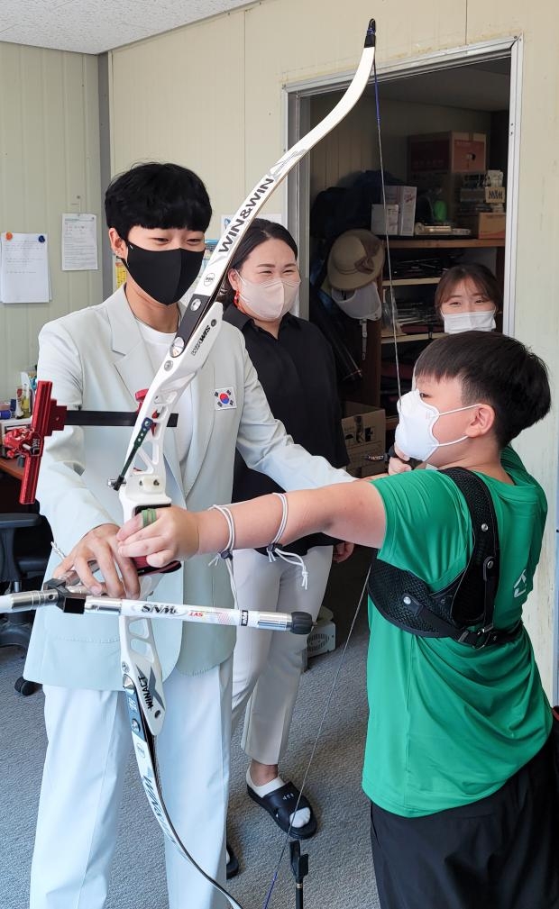 안산이 지난 3일 자신이 꿈을 키웠던 광주 문산초등학교에서 양궁부 후배에게 슈팅 자세를 설명해주고 있다.