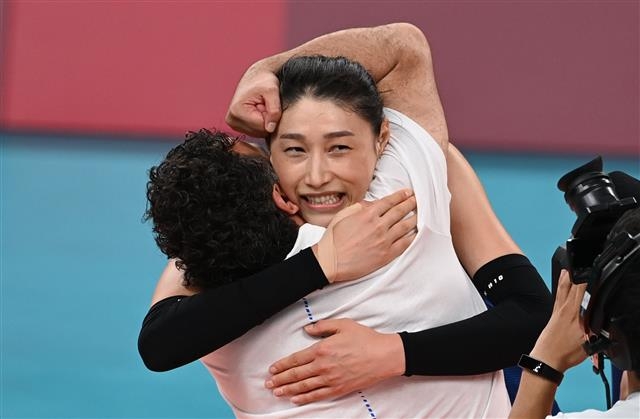 한국 배구대표팀 김연경이 4일 일본 아리아케 아레나에서 열린 도쿄올림픽 여자 배구 8강 한국과 터키의 경기에서 승리한뒤 코치진과 기뻐하고 있다.   2021.08.04 도쿄=올림픽사진공동취재단