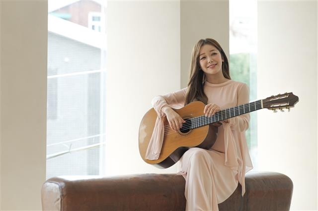 실내악과 오케스트라 연주로 더욱 다양한 클래식 기타의 매력을 알리고 싶다는 기타리스트 박규희의 국내 무대에는 ‘처음’이 많다. 오는 19일 서울 송파구 롯데콘서트홀에서 성남시립교향악단과 피아졸라의 ‘망각’을 처음 연주한다. ⓒKeunho Jung