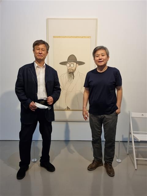 임 평론가는 수묵 인물화로 유명한 한국화가 김호석 화백 등 다양한 문화 예술인과 교류하고 있다.