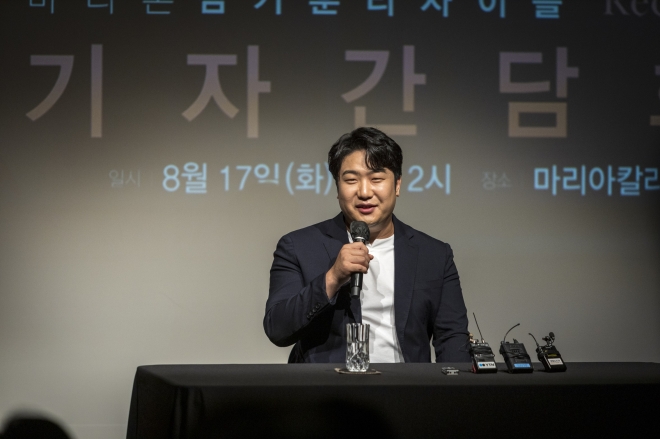 바리톤 김기훈이 17일 오후 서울 강남구 마리아칼라스홀에서 기자간담회를 갖고 소감을 말하고 있다. 아트앤아티스트 제공