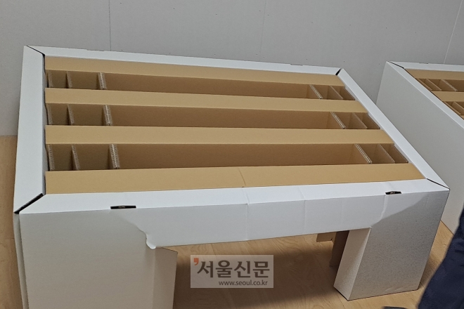 패럴림픽 선수촌 내 골판지 침대가 찢어져 주저앉은 모습.