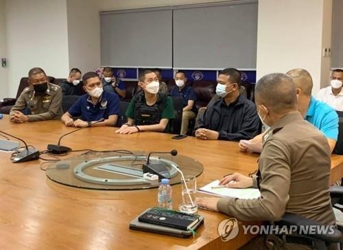 경찰에 자수한 티띠산 우타나폰 전 경찰서장(가운데 수갑찬 사람). EPA 연합뉴스