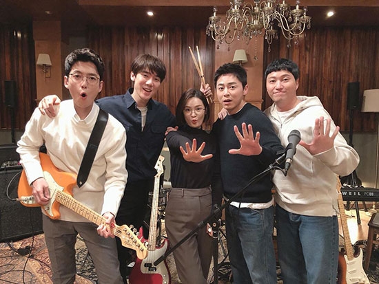 tvN 드라마 ‘슬기로운 의사생활’ 주인공 5인방으로 구성된 밴드 ‘미도와 파라솔’ tvN 제공