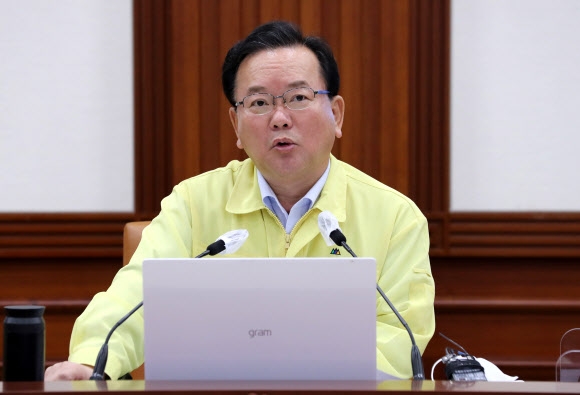 김부겸 국무총리가 29일 오후 정부서울청사에서 열린 코로나19 대응 중앙재난안전대책본부 회의를 주재하고 있다. 2021.8.29. 연합뉴스