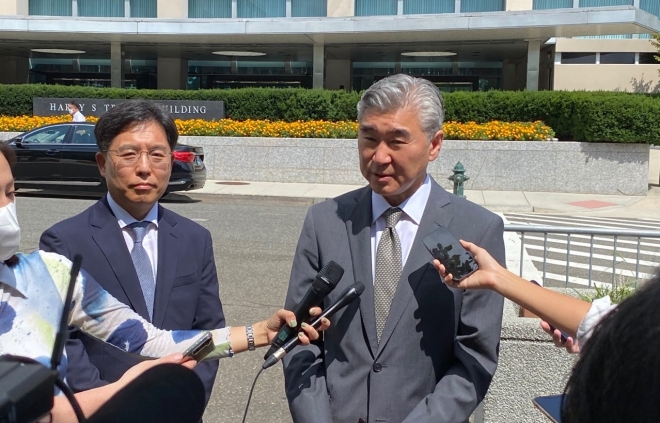 미국 워싱턴DC 국무부 건물 앞에서 특파원들과 만나 이야기를 하는 성 김 대북특별대표. 왼쪽은 노규덕 외교부 한반도평화교섭본부장. 워싱턴 이경주 특파원 kdlrudwn@seoul.co.kr
