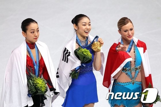 2010 밴쿠버 동계올림픽 여자 피겨 스케이팅 싱글 메달 수여식을 마친 김연아(가운데), 아사다 마오(왼쪽), 조애니 로세트(오른쪽)의 모습. 뉴스1