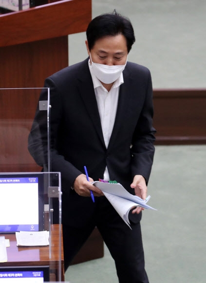 오세훈 서울시장이 3일 서울 중구 서울시의회에서 열린 본회의 시정질문에서 답변을 마친 뒤 자리로 돌아가고 있다. 연합뉴스