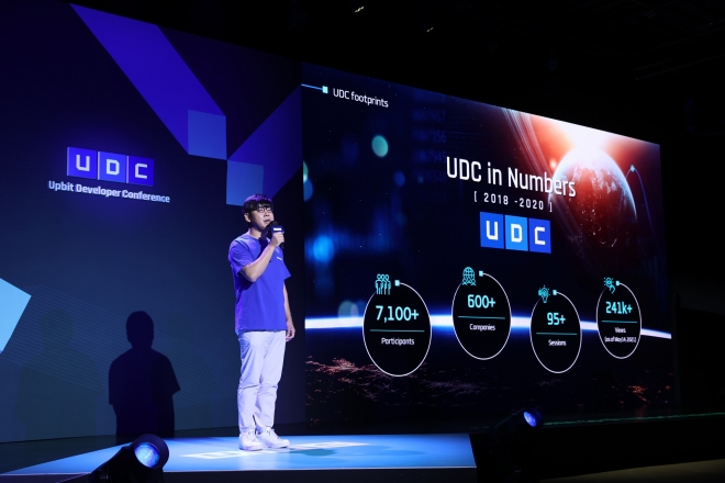 송치형 두나무 이사회 의장이 지난 1일 온라인으로 진행된 ‘업비트 개발자 콘퍼런스(UDC) 2021’을 시작하는 개막 연설을 통해 올해로 4회째를 맞이한 행사의 의미와 블록체인 산업의 발자취에 대해 이야기하고 있다. 그는 “최근 (블록체인의) 급격한 성장과 변화에도 불구하고 우리에게는 지나온 날들보다 앞으로 가야 할 길이 더 많이 남았다”고 강조했다. 두나무 제공