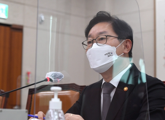 박범계 법무부 장관이 6일 오후 서울 여의도 국회 법제사법위원회에서 ‘윤석열 전 검찰총장의 고발 사주 의혹’과 관련한 긴급 현안 질의를 위한 전체회의에서 의원들의 질의에 답하고 있다.2021. 9. 6 김명국 선임기자 daunso@seoul.co.kr