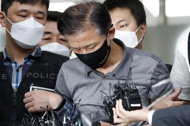 전자발찌를 끊고 여성 2명을 살해한 혐의를 받는 강윤성이 7일 오전 서울 송파경찰서에서 검찰로 송치되고 있다. 2021.9.7 뉴스1