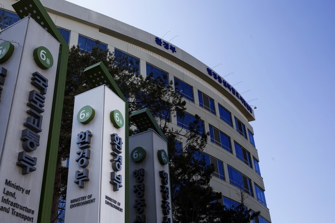 환경부는 한국판 뉴딜 중 하나로 2025년까지 총사업비 1061억원을 투입해 전국 37개 댐에 첨단 기술을 할용한 안전관리 시스템을 구축할 예정이다. 정부세종청사 환경부 전경. 서울신문 DB