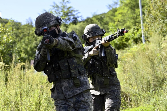 지난 8일 강원도 인제 육군과학화전투훈련단에서 진행된 ‘초급부사관 KCTC 훈련’에서 초급부사관들이 적진을 향해 기동하고 있다. 2021.9.9 육군 제공