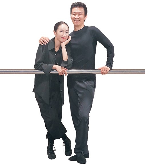 김용걸(오른쪽) 한국예술종합학교 무용원 교수와 국립무용단 단원인 김미애씨는 각각 다른 장르를 굳게 걸어온 무용계 대표 스타 부부다. 나이가 들며 춤을 추는 몸은 조금씩 달라졌지만 춤을 향한 열정은 갈수록 짙고 깊어진다고 했다. 두 사람의 이야기를 관객들에게 내보이기 위해 지난 11일 서울 광진구의 한 연습실에서 호흡을 맞춘 부부가 잠시 포즈를 취했다. 백윤 기자 baikyoon@seoul.co.kr