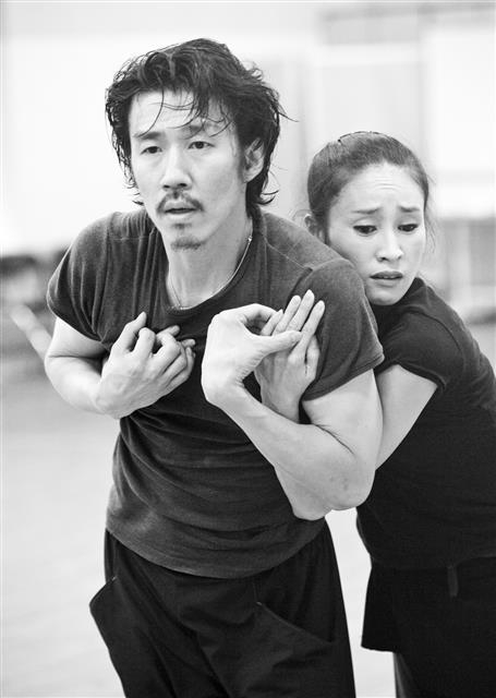 2012년 김 교수의 안무작 ‘비애모’ 리허설 모습. ‘비애모’는 그리스신화 속 오르페우스와 에우리디케의 사랑 이야기에 한국무용과 발레의 움직임을 덧씌웠다. 김용걸 교수 제공