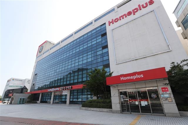 홈플러스가 실적 악화를 이유로 일부 매장을 폐점하기로 결정하면서 노동자들이 고용 불안을 호소하고 있다. 사진은 한 홈플러스 매장의 모습. 연합뉴스