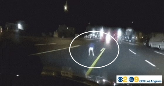 미국에서 기저귀 차림으로 한밤 중 도로에 뛰어든 2세 남아가 위기의 순간을 넘겼다. CBSLA 홈페이지 캡처.