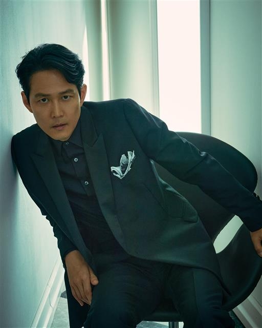 이정재는 세계적인 인기를 끌고 있는 넷플릭스 드라마 ‘오징어 게임’에서 정리해고, 이혼, 사채빚에 몰린 벼랑 끝 인생이지만 끝까지 인간다움을 놓지 않는 기훈을 맡아 열연했다. 넷플릭스 제공