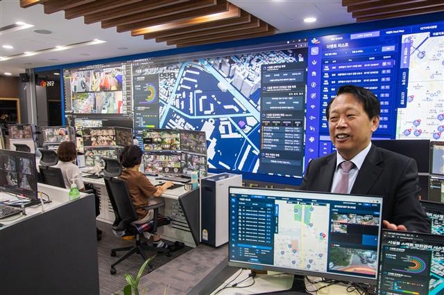 이성 구로구청장이 구로구 전역에 있는 공공 폐쇄회로(CC)TV를 통합적으로 관리하는 스마트도시 통합운영센터에서 해당 시스템에 대해 설명하고 있다. 구로구 제공