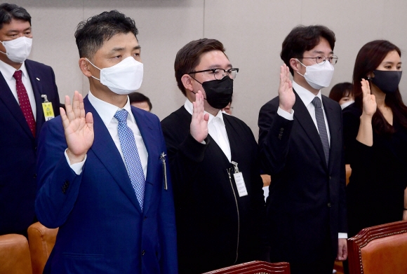 김범수(왼쪽) 카카오 의장이 7일 서울 여의도 국회에서 열린 산업통상자원중소벤처기업위원회의 중소벤처기업부 등에 대한 국정감사에서 증인선서를 하고 있다.2021. 10. 7 김명국 선임기자 daunso@seoul.co.kr
