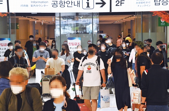 한글날 대체공휴일을 낀 연휴 마지막 날인 11일 서울 강서구 김포공항 국내선 입국장이 휴가를 마치고 돌아온 귀경객으로 붐비고 있다. 김명국 선임기자 daunso@seoul.co.kr