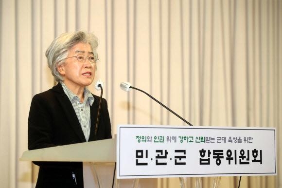 박은정 민관군 합동위원회 공동위원장이 지난 13일 ´대국민 보고´에서 병영문화 개선안 73건을 발표하고 있다. 연합뉴스