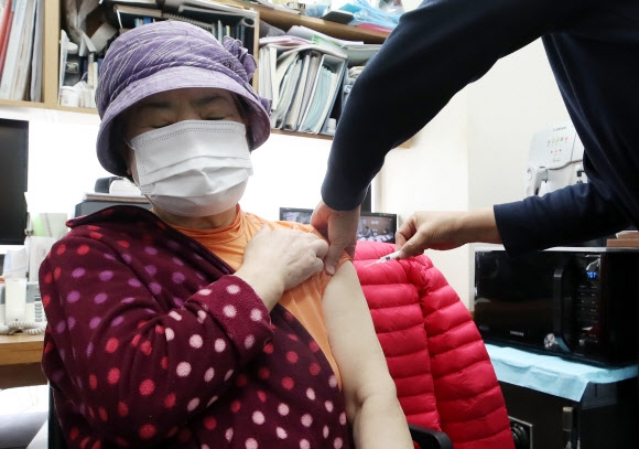 고령층 부스터샷 접종 