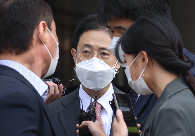 ‘고발 사주’ 의혹의 핵심 인물인 손준성 대구고검 인권보호관이 26일 오후 서울 서초구 서울중앙지법에서 열린 영장실질심사를 마친 뒤 법원을 나서고 있다. 손 검사는 대검찰청 수사정보정책관으로 일하던 지난해 4월 전후로 부하 검사 등에게 여권 인사와 언론인 등에 대한 고발장 작성과 근거 자료 수집 등을 지시하고, 고발장을 김웅 당시 미래통합당 총선 후보(현 국민의힘 의원)에게 전달한 혐의(직권남용권리행사방해 등)를 받는다. 2021.10.26 연합뉴스