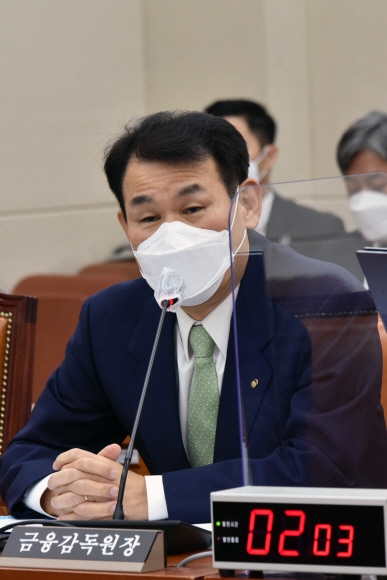 지난달 1일 서울 여의도 국회에서 열린 정무위원회 국정감사에 참석한 정은보 금융감독원장이 의원질의에 답하고 있다.
