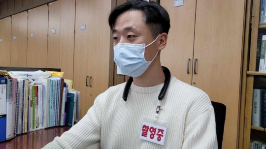 경북 의성군청 직원이 악성 민원인 대응을 위해 휴대용 촬영 장비(웨어러블 캠)를 착용하고 근무하고 있다. 의성군 제공