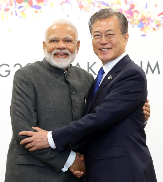 문재인 대통령이 28일 오후 G20 정상회의가 열리는 인텍스 오사카 내 양자회담장에서 나렌드라 모디 인도 총리를 만나 반갑게 포옹하고 있다. 2019.6.28 연합뉴스