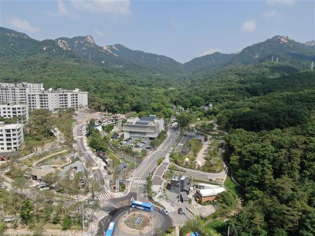 서울 강북구의 북한산 자락에 산악문화 특구를 이루는 주요 시설들이 한눈에 보인다. 왼쪽엔 서울 유일의 휴양콘도미니엄, 오른쪽 우이동 가족캠핑장, 그 사이에 다양한 토속음식을 즐길 수 있는 우이동숲속문화마을이 자리잡고 있다. 강북구 제공