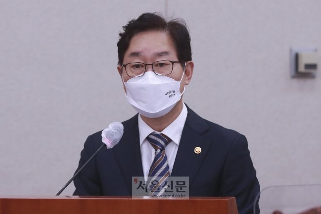 박범계 법무부 장관이 9일 오전 서울 여의도 국회에서 열린 법제사법위원회의 전체회의에서 2022년도 예산 및 기금운용계획안 제안설명을 하고 있다. 2021. 11. 9 정연호 기자 tpgod@seoul.co.kr