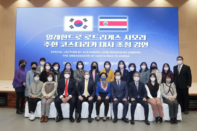 김수영(앞줄 오른쪽 다섯번째) 서울 양천구청장이 9일 양천디지털미디어센터에서 강연을 마친 알레한드로 로드리게스 사모라(앞줄 왼쪽 네번째) 주한 코스타리카 대사와 기념사진을 촬영하고 있다. 양천구 제공