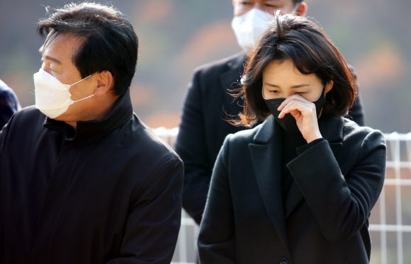 눈물 닦는 김혜경 여사