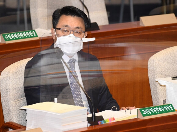 고위공직자범죄수사처가 이성윤 고검장 공소장 유출 의혹과 관련해 수원지검 수사팀에 대한 수사에 착수해 ‘보복수사’ 논란이 제기되고 있다. 사진은 지난 11일 국회 예산결산특별위원회에 출석한 김진욱 공수처장. 연합뉴스