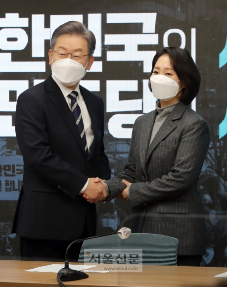 지난해 11월 30일 당시 더불어민주당 이재명 대선 후보(현 국회의원)와 조동연 신임 공동상임선대위원장이 서울 여의도 중앙당사에서 열린 기자간담회에 앞서 악수하고 있다. 2021. 11. 30 김명국 선임기자 daunso@seoul.co.kr