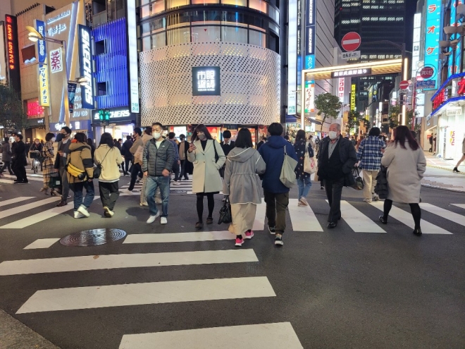 오미크론 확진자가 나온 후 신주쿠 거리