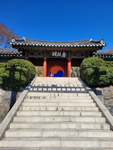 백석이 낮술을 마시고 난을 기다렸다는 충렬사와 계단. 맞은편에 명정이 있다.