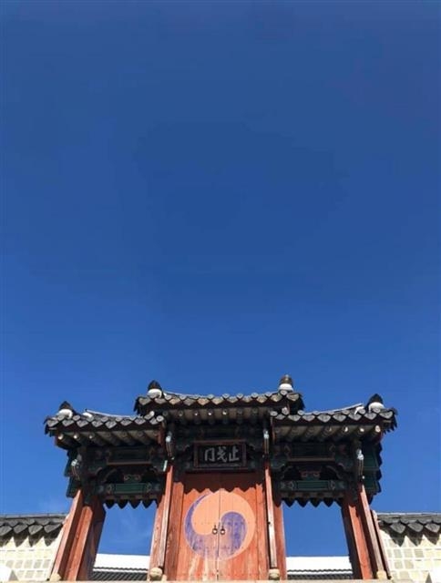 조선 시대 한강 이남 최고의 관청으로 평가되는 세병관의 지과문. 세병관은 충청 전라 경상을 아우르는 삼도수군통제영의 본영으로 이순신 장군 등이 거쳐간 곳이자 삼도의 문화가 오갔던 장소다. 모르긴 몰라도 백석도 자주 거닐었을 게 분명하다. 반수연 작가 제공