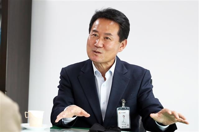 허필홍 홍천군수가 8일 집무실에서 서울신문과 인터뷰를 갖고 홍천~용문을 잇는 철도 조기 건설을 위한 정부의 결단을 촉구하고 있다. 홍천군은 국가기간망인 철도가 전혀 없다. 홍천군 제공