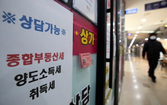 여야 유력 대통령후보들이 경쟁적으로 선심성 부동산세 인하 카드를 꺼내들면서 혼선이 가중되고 있다. 표심을 의식한 단순한 미봉책이 아닌, 장기적이고 종합적인 부동산 세제 개편 방향을 국민들에게 제시해야 한다는 여론이 높다. 연합뉴스