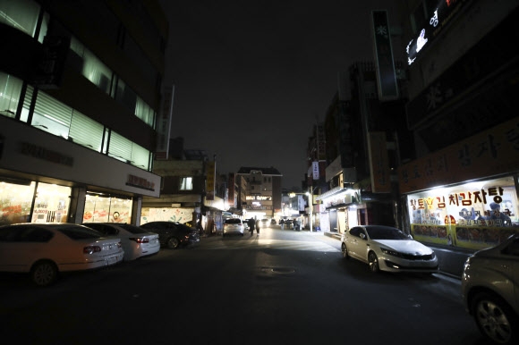 깜깜한 먹자골목